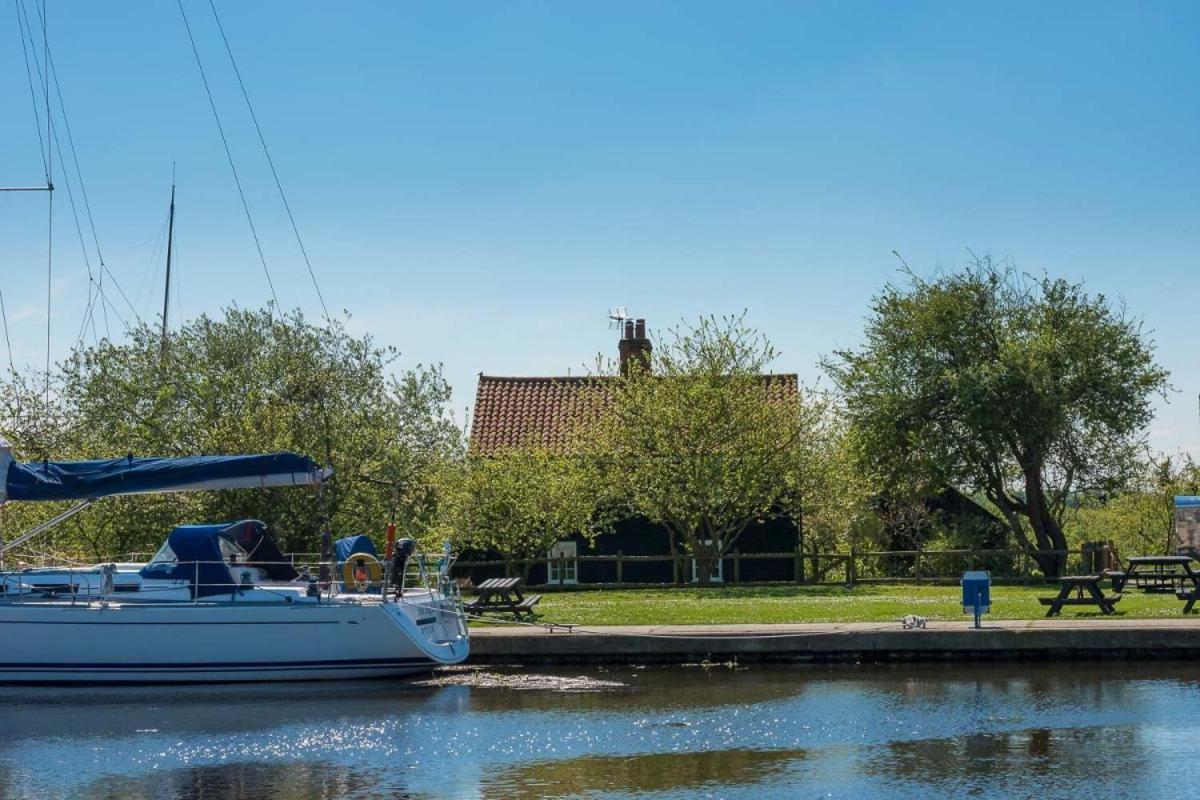 Navigation Cottage On The Historic Sea Lock Overlooking The Nature Reserve 莫尔登 外观 照片