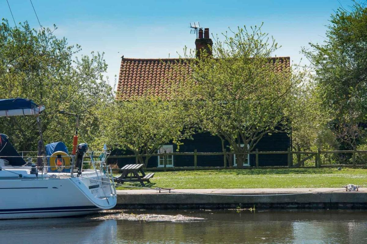 Navigation Cottage On The Historic Sea Lock Overlooking The Nature Reserve 莫尔登 外观 照片