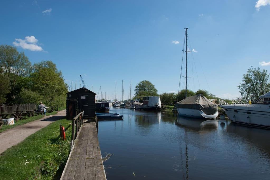 Navigation Cottage On The Historic Sea Lock Overlooking The Nature Reserve 莫尔登 外观 照片